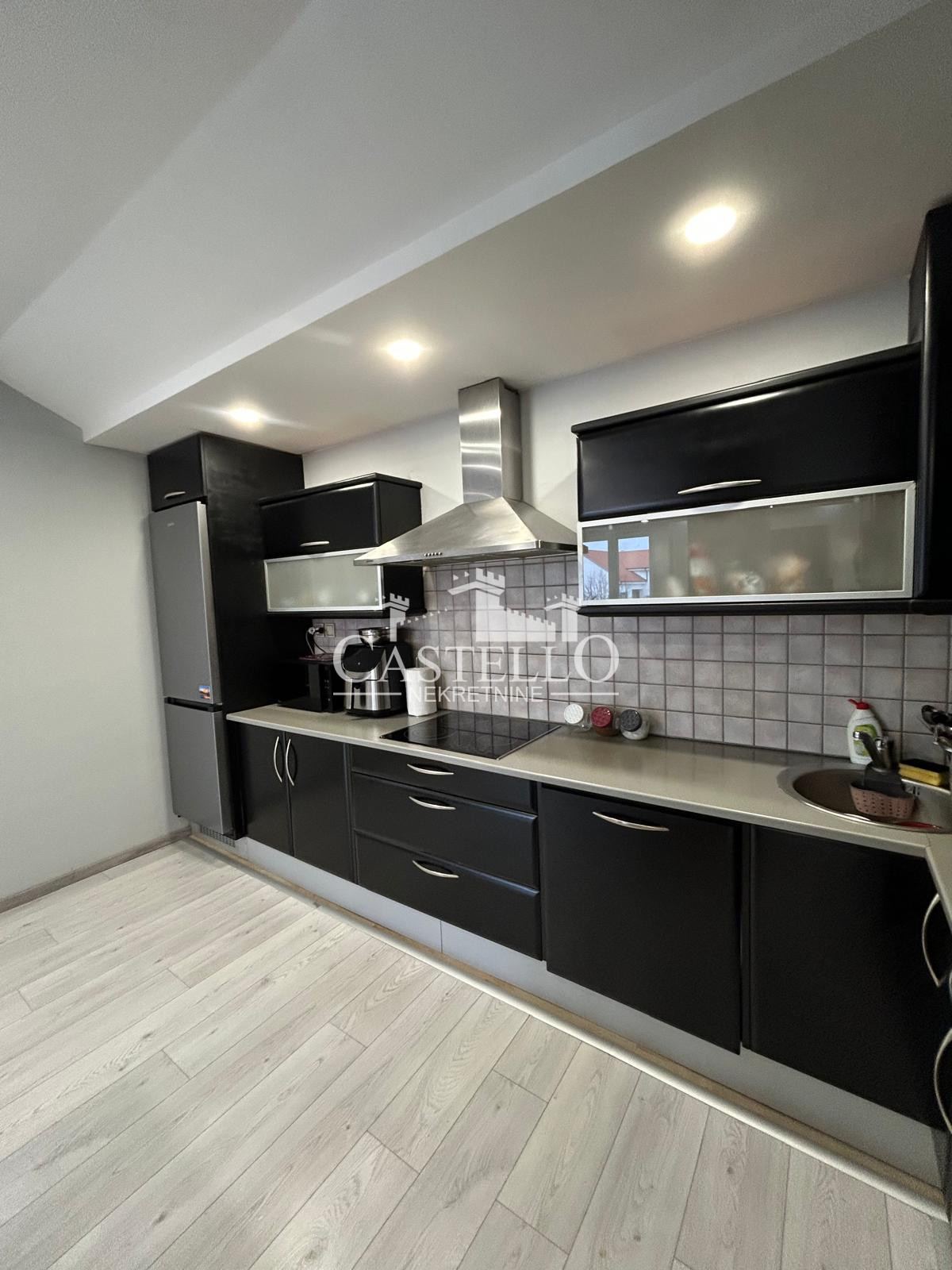 1-362-Na-prodaju-dvosoban-stan-na-Vojničkom-trgu-09