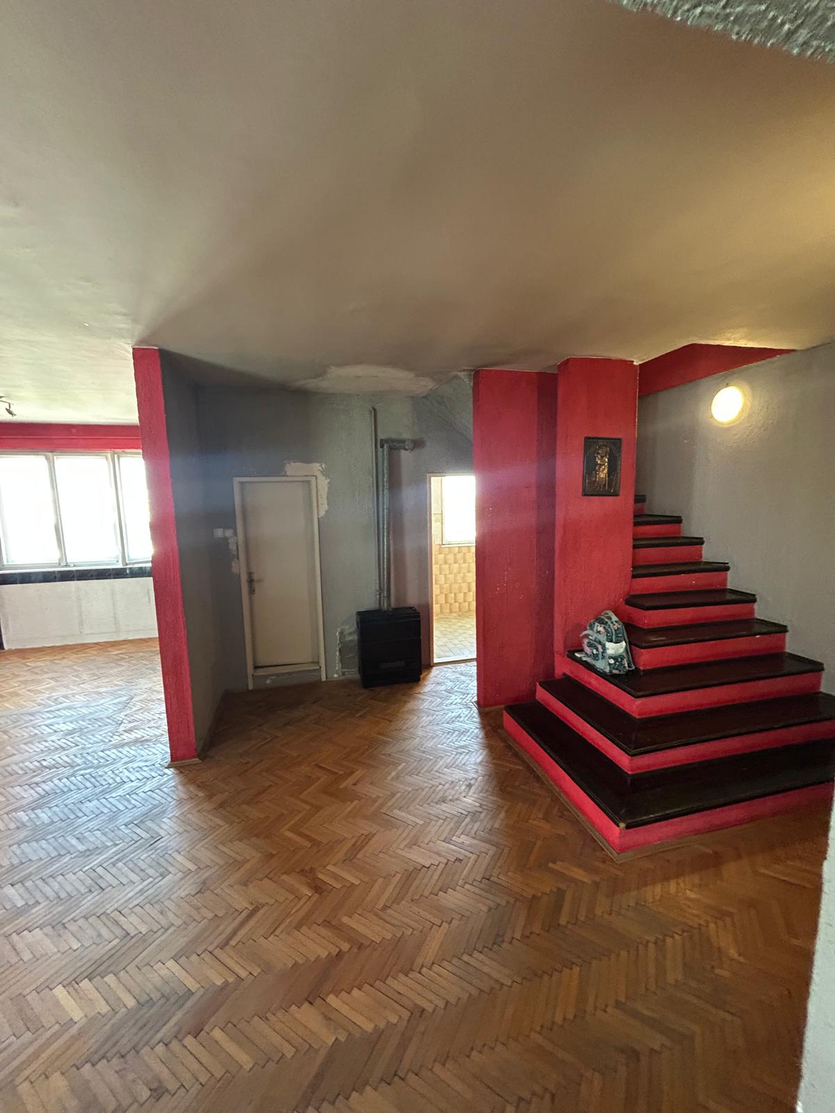 Na prodaju šestosoban stan u strogom centru Vršca Vršac
