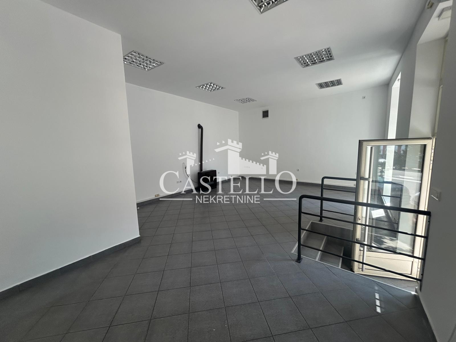 2-304-Na-prodaju-stambeno-poslovni-objekat-u-strogom-centu-Vršca-41