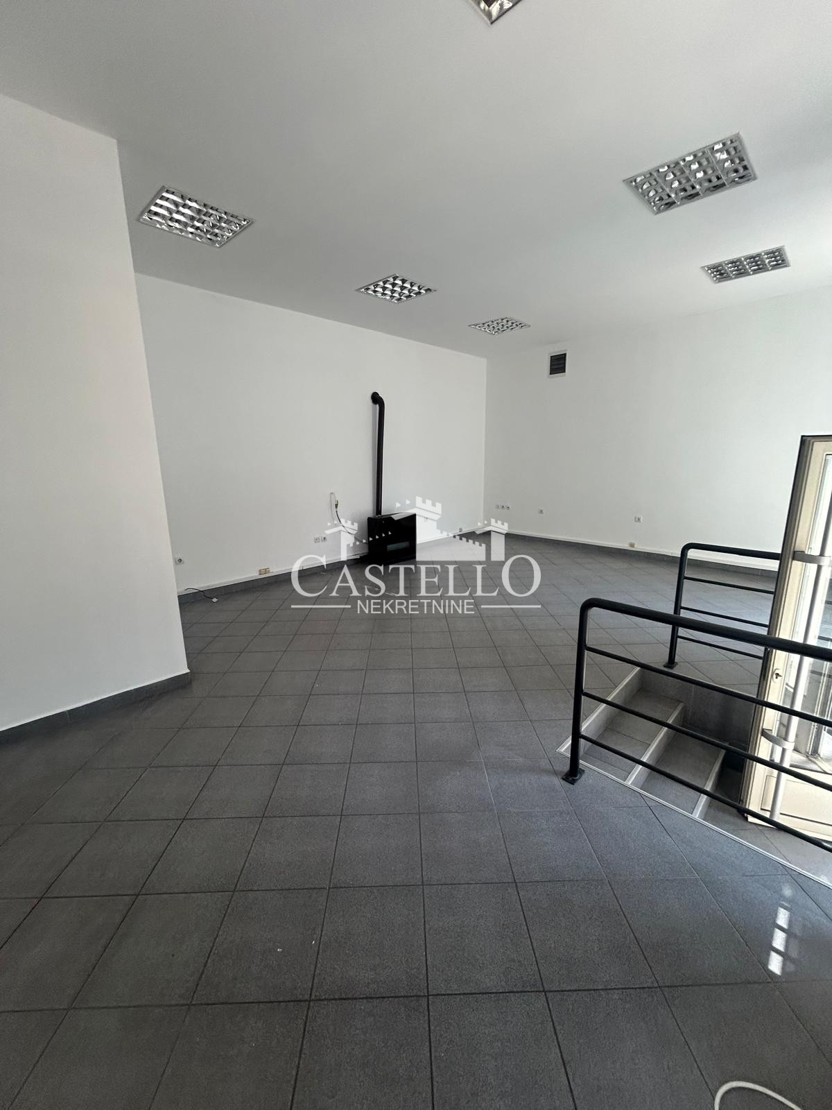 2-304-Na-prodaju-stambeno-poslovni-objekat-u-strogom-centu-Vršca-42