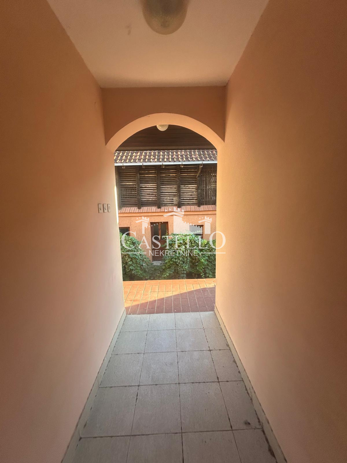 2-321-Na-prodaju-višenamenski-objekat-u-strogom-centru-Vršca-21