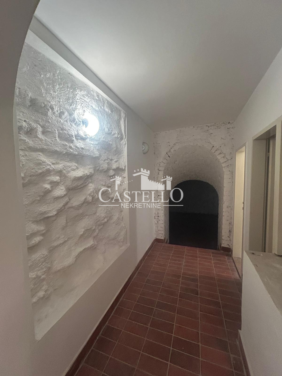 2-321-Na-prodaju-višenamenski-objekat-u-strogom-centru-Vršca-43