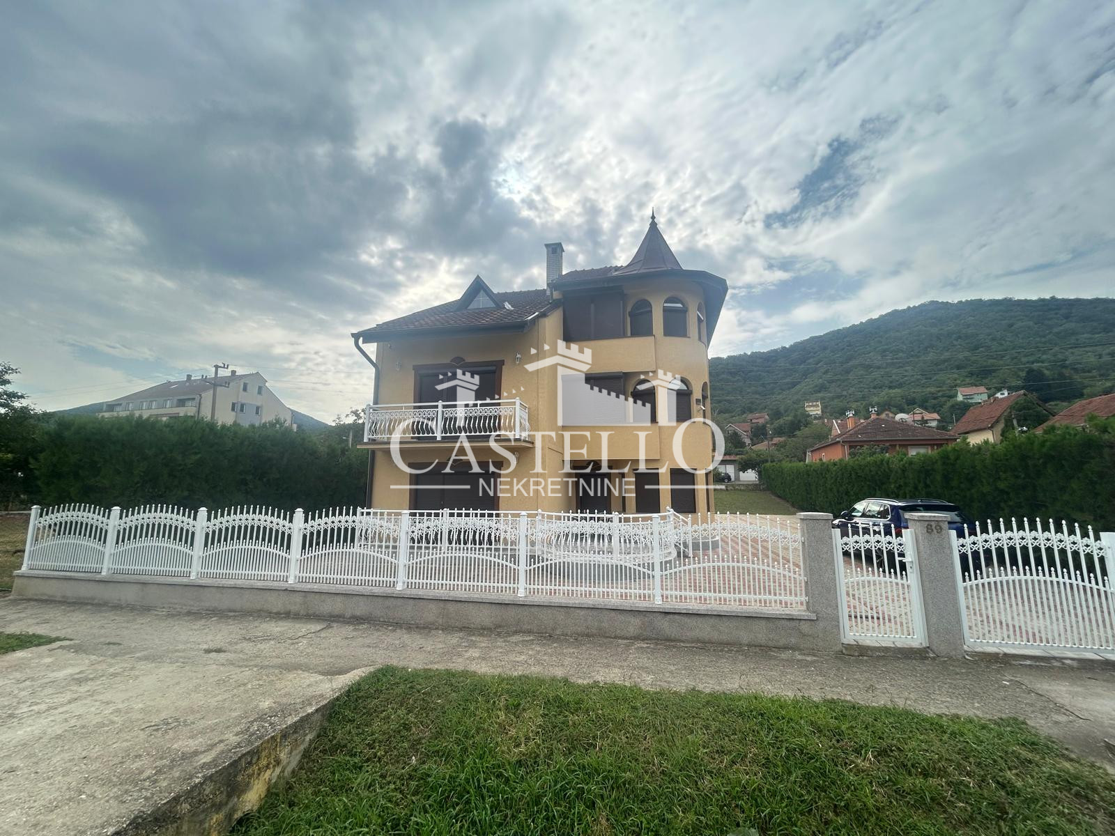 2-323-Na-prodaju-spratna-kuća-na-Guduričkom-putu-01