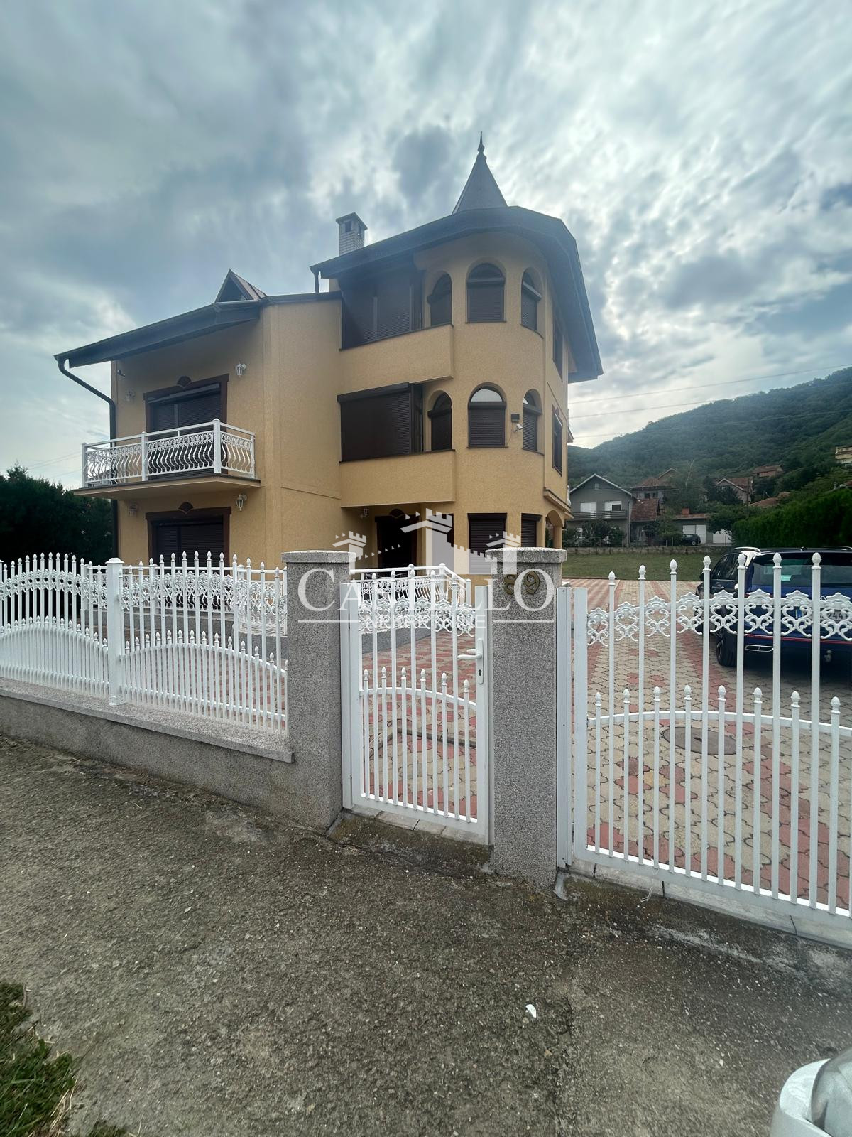 2-323-Na-prodaju-spratna-kuća-na-Guduričkom-putu-02