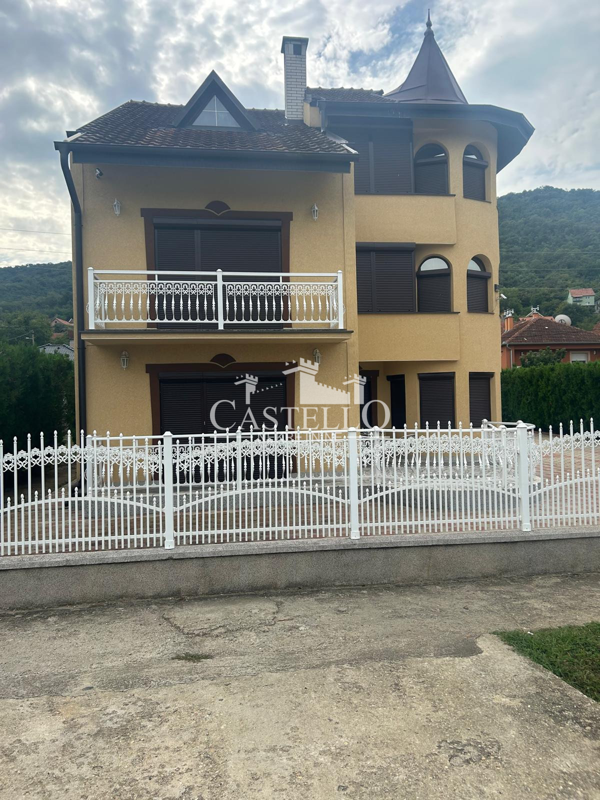 2-323-Na-prodaju-spratna-kuća-na-Guduričkom-putu-04