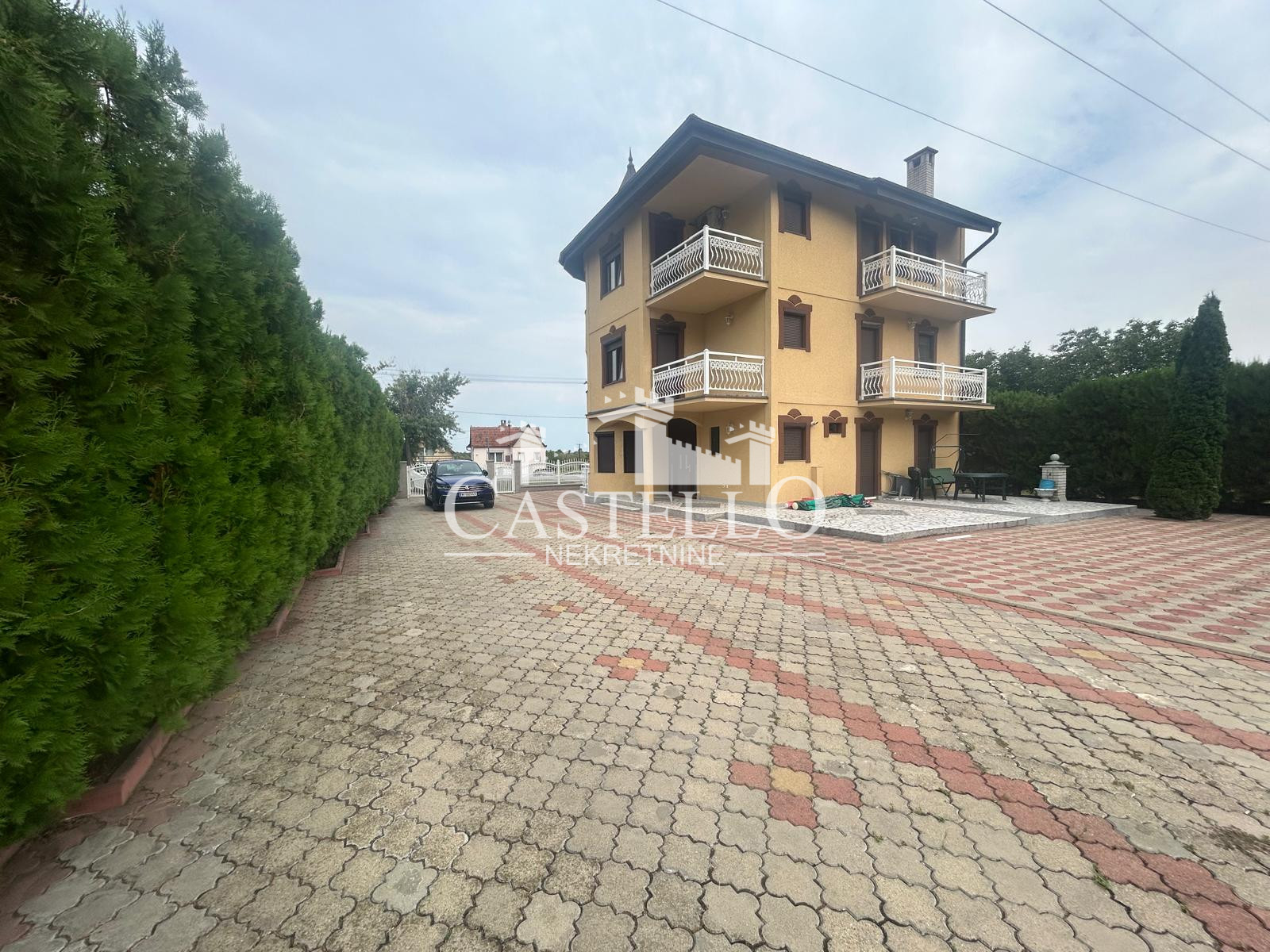 2-323-Na-prodaju-spratna-kuća-na-Guduričkom-putu-09