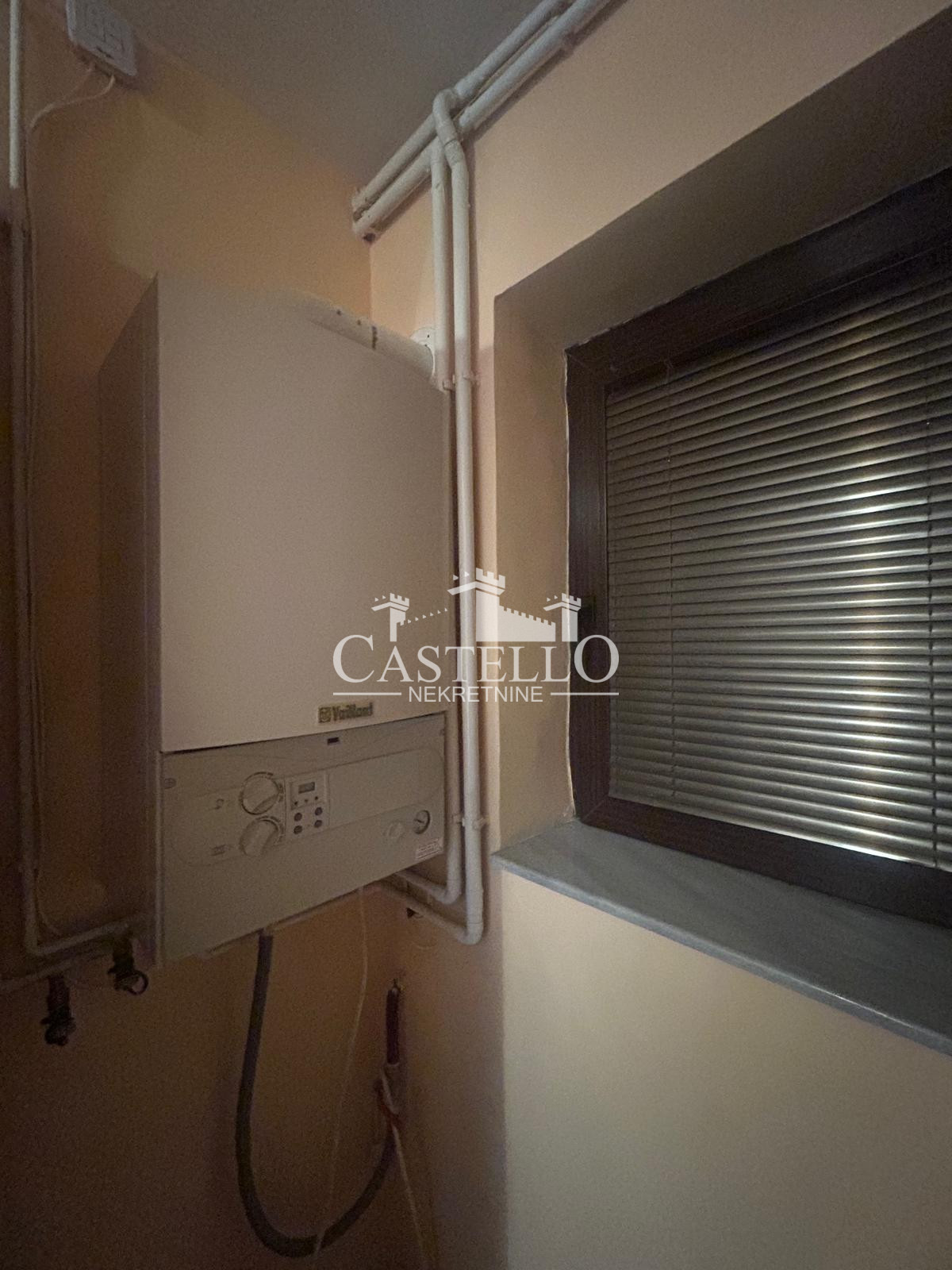 2-323-Na-prodaju-spratna-kuća-na-Guduričkom-putu-47