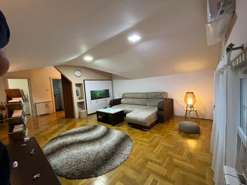 Na prodaju trosoban stan u centru Vršca Vršac
