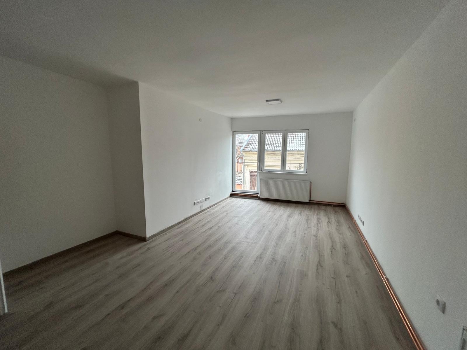 Na prodaju četvorosoban stan u Vršcu - II zona Vršac