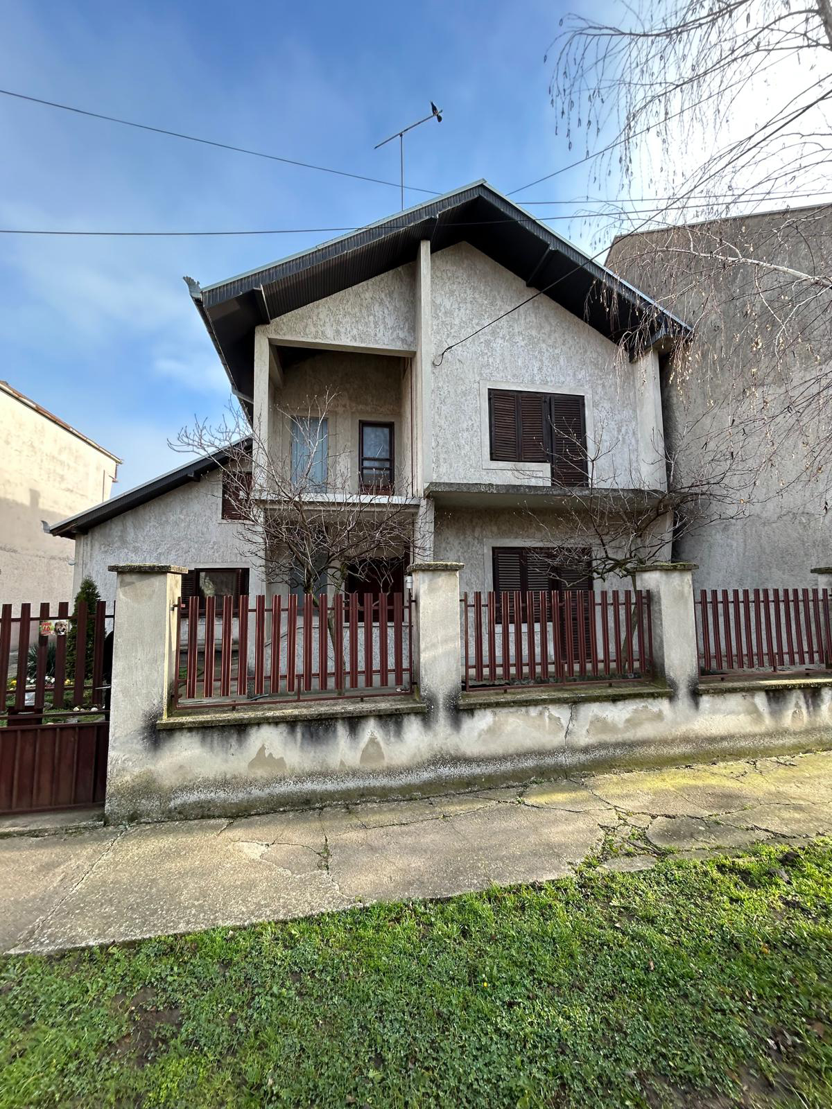 Na prodaju spratna kuća u Vršcu - III zona Vršac
