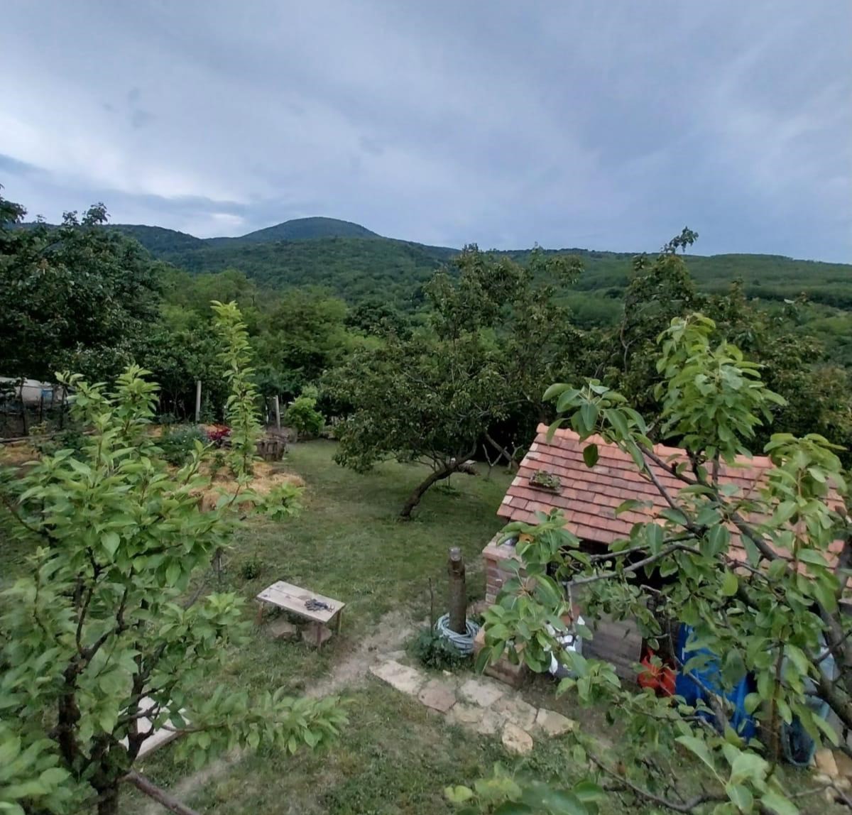 Na prodaju plac sa starom kućom u Malom Središtu Vršac
