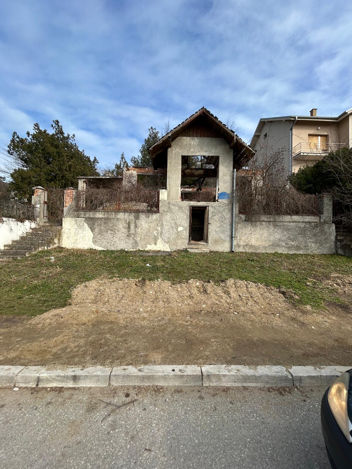 Na prodaju plac sa kućom za rušenje kod Ville Breg Vršac